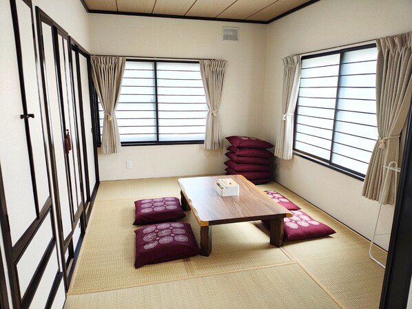 Interior - Minami Ward, Sapporo—10 or more people / Free shuttle service available / Perfect for groups and families with children! Free parking for 4 cars / We can arrange rental cars! (札幌市minami-ku,fujino)