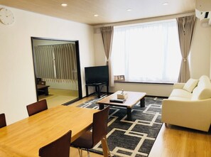 Interior - Minami Ward, Sapporo—10 or more people / Free shuttle service available / Perfect for groups and families with children! Free parking for 4 cars / We can arrange rental cars! (札幌市minami-ku,fujino)