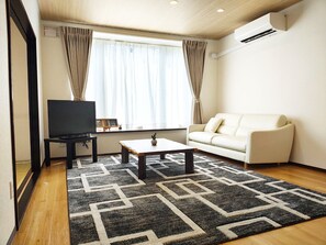 Living area - Minami Ward, Sapporo—10 or more people / Free shuttle service available / Perfect for groups and families with children! Free parking for 4 cars / We can arrange rental cars! (札幌市minami-ku,fujino)