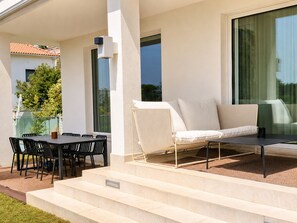 Outdoor dining - Vrbo Property (Cascais)