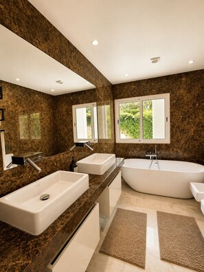 Bathroom - Vrbo Property (Cascais)