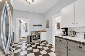 Coffee/tea maker, fridge, microwave, oven - Prime Location•Dog Friendly•4 Bedrooms (Salida)