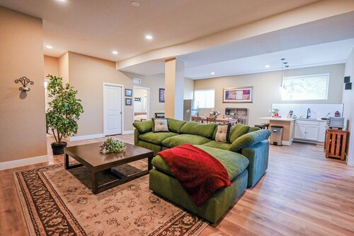 Basement Suite w/ High Ceilings Spacious & Bright