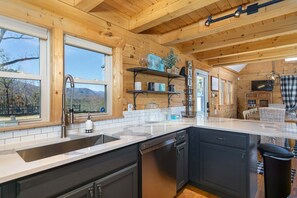 Wasserkocher mit Kaffee-/Teezubehör, Kühlschrank, Mikrowelle, Ofen
