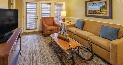 July 12-19 2026: Resort with 2 bedrooms and AC in the delightful Berkshires
