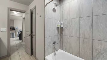 Een douche, een haardroger, handdoeken, shampoo