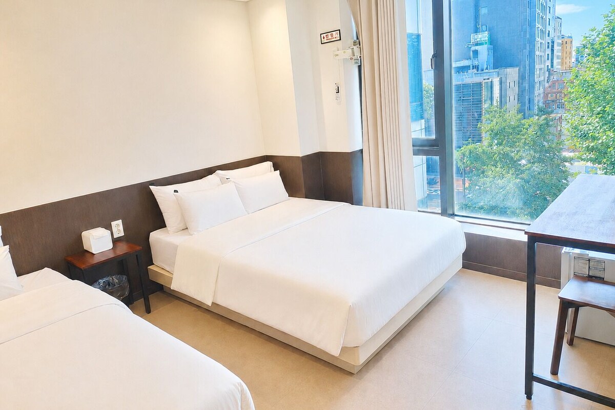 Egyptian cotton sheets, premium bedding, pillowtop beds, WiFi (free)
