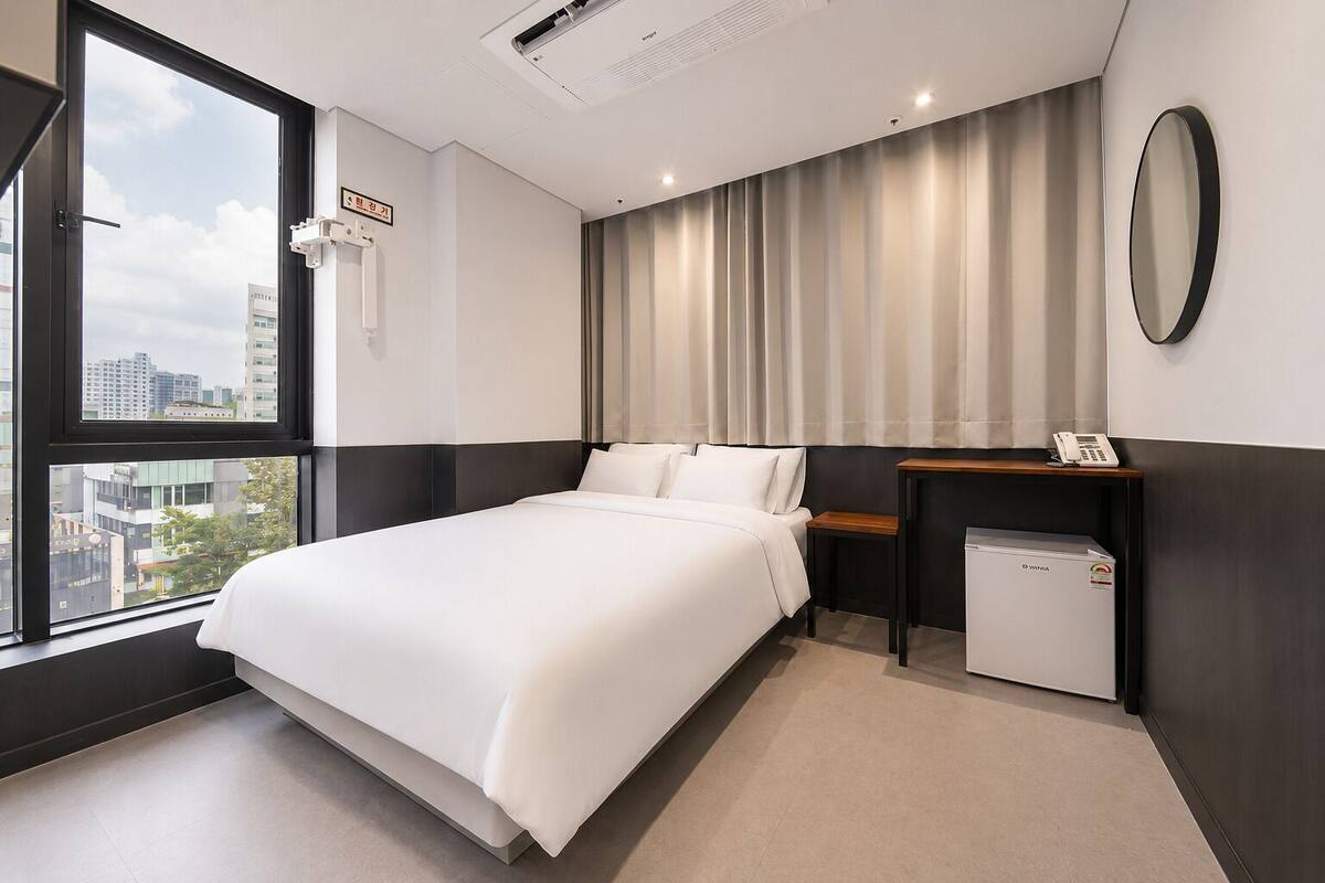 Premium bedding, pillowtop beds, WiFi (free), bed sheets
