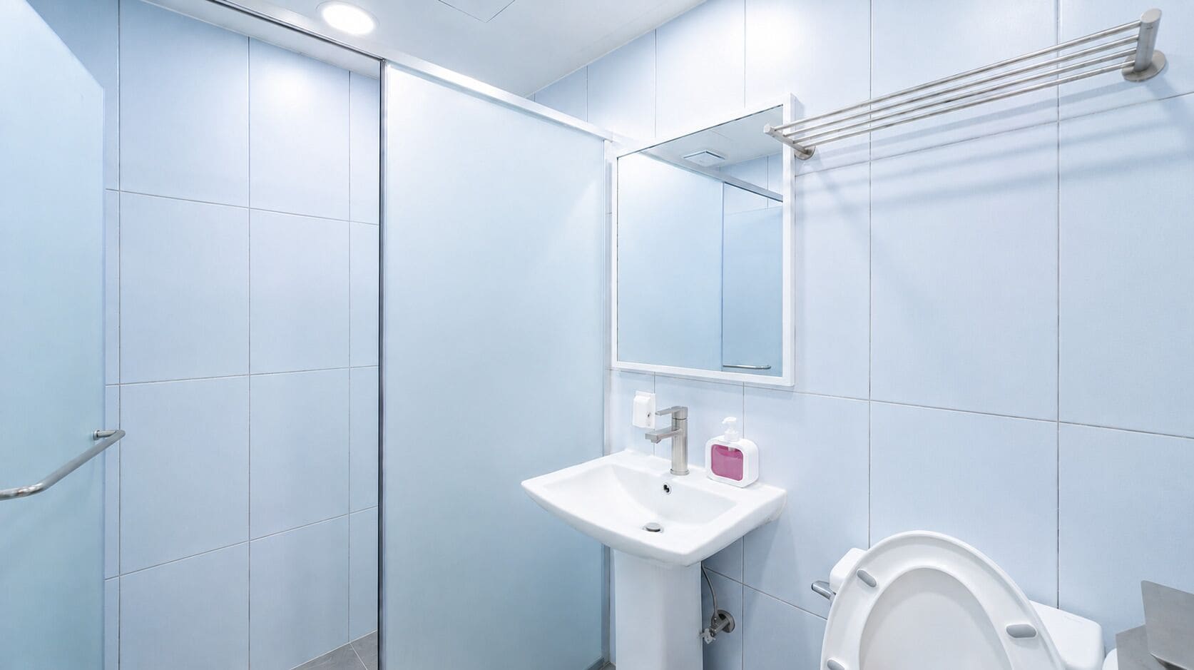 Dusj, designertoalettartikler, hårføner og håndklær