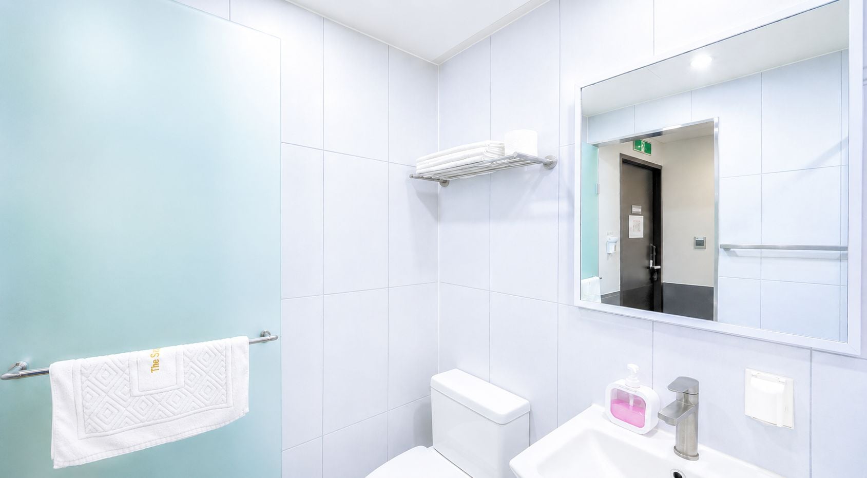 Double Room, Non Smoking | Bathroom | Shower, designer toiletries, hair dryer, towels