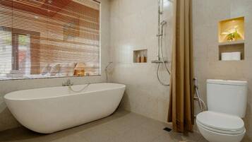 Deluxe Villa, 1 Bedroom, Balcony, Pool View | Bathroom