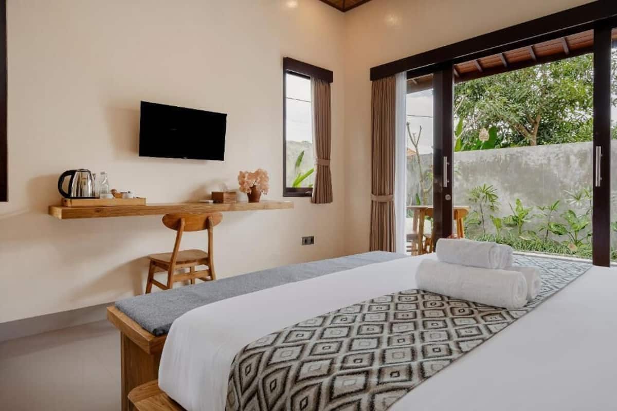 Vila luxo, 1 quarto, sacada, vista para a piscina | Frigobar, cofres nos quartos, escrivaninha