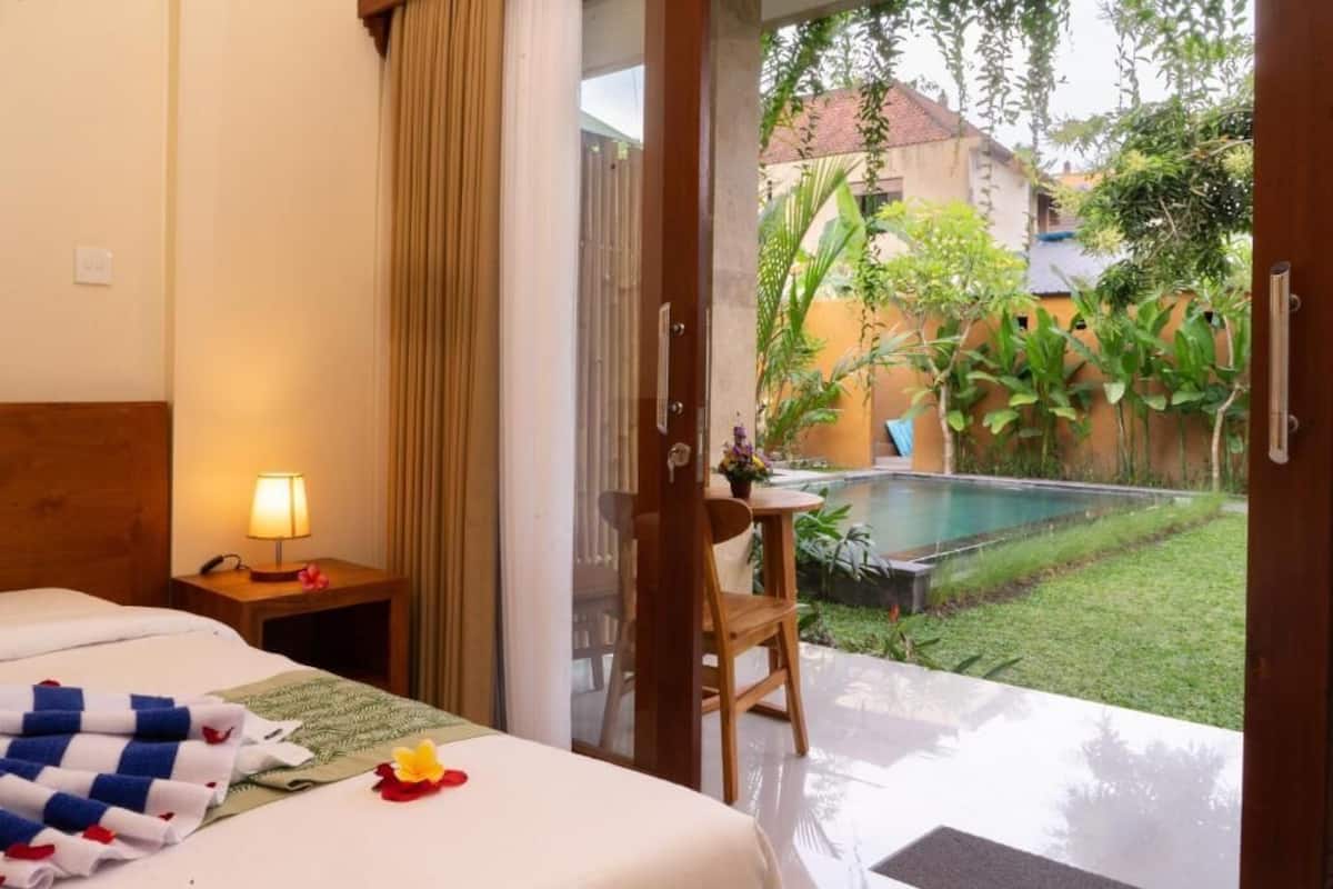 Quarto casal luxo, sacada | Frigobar, cofres nos quartos, escrivaninha