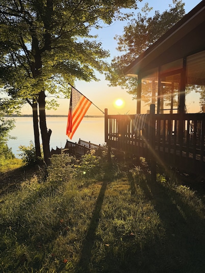 Sweet E's Escape to Lakehouse living-Waterfront views on Sugar Island- Sleeps 8