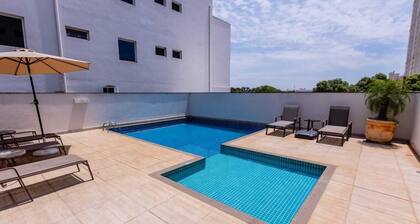 Premium Queen Haven | Steps to Central Plaza, Historic Museums & Local Dining