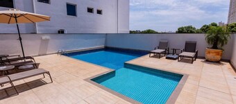 Premium Queen Haven | Steps to Central Plaza, Historic Museums & Local Dining