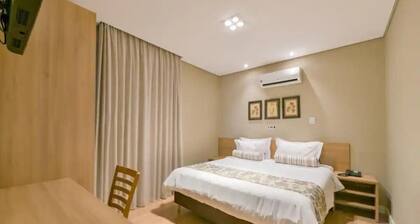 Queen Suite | Free Daily Breakfast, Outdoor Swimming Pool & Poolside Drink Bar