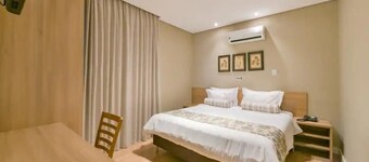 Queen Suite | Free Daily Breakfast, Outdoor Swimming Pool & Poolside Drink Bar