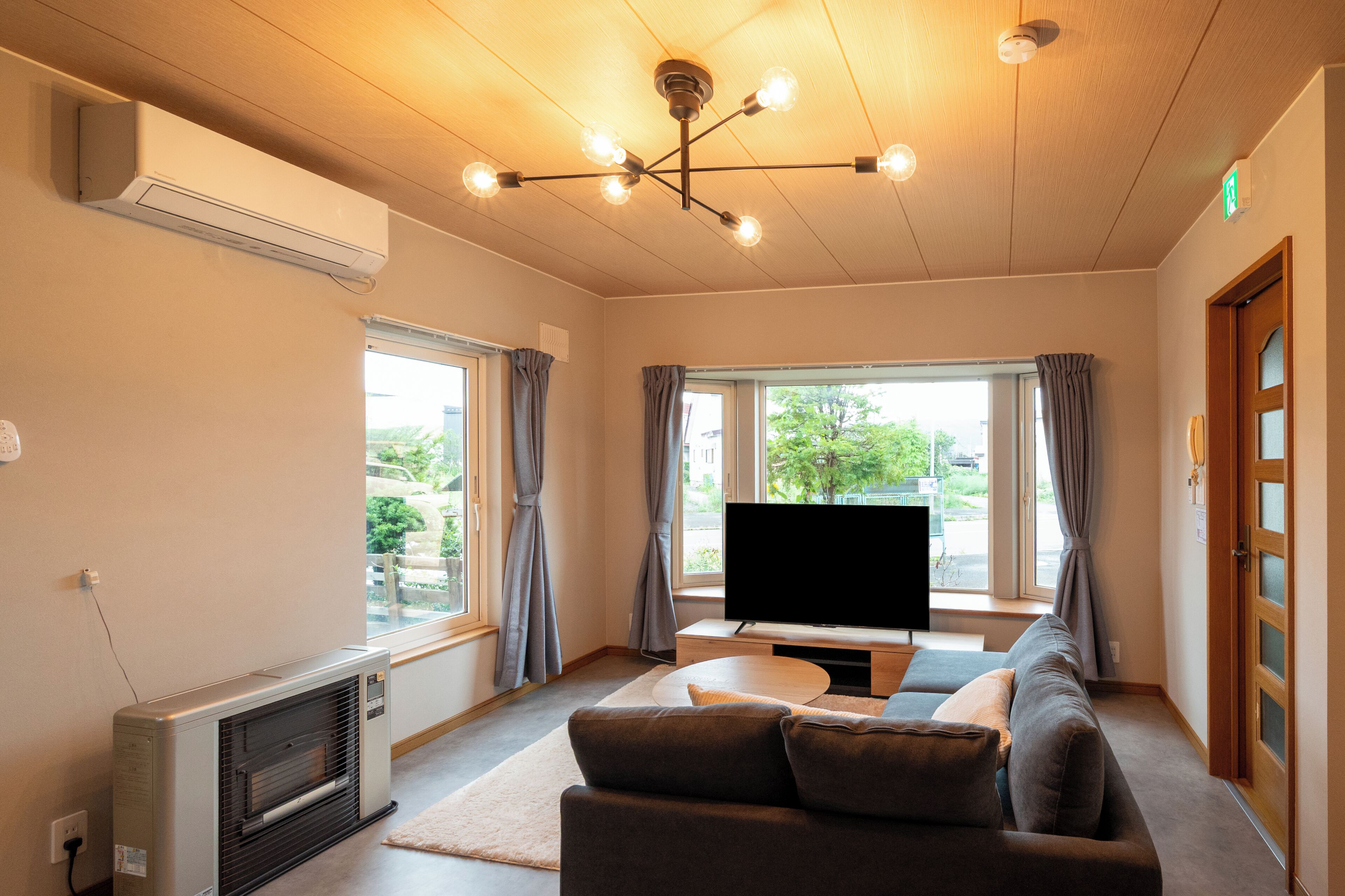 Basic House, City View | Living area