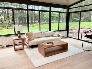 Smart-TV, Kamin, Bücher
