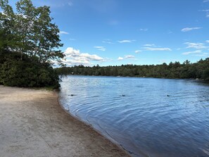 In Strandnähe, Liegestühle, Strandtücher