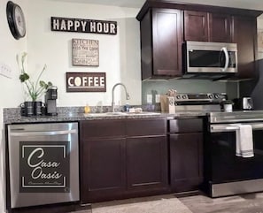 Fridge, stovetop - Casa Oasis Temple 3BR 2BA Work Ready (Temple)