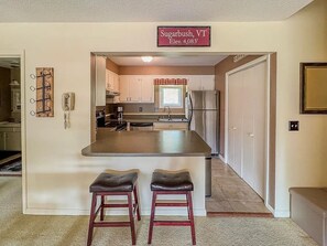 Coffee/tea maker, fridge, oven, stovetop - Sugarbush Lower Summit Cozy Condo (Warren)