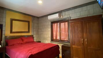 Deluxe-Ferienhaus, 1 Queen-Bett, Balkon, Gartenblick | Schreibtisch, laptopgeeigneter Arbeitsplatz, kostenloses WLAN