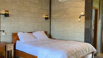 Superior-Ferienhaus, 1 Doppelbett, Balkon, Hügelblick | Schreibtisch, laptopgeeigneter Arbeitsplatz, kostenloses WLAN