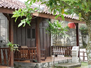 Chaumière supérieure, 1 grand lit, balcon, vue sur la vallée | Terrain de l’hébergement 