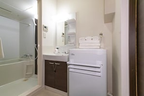 Habitación económica con 2 camas individuales | Baño | Bañera y ducha independientes y artículos de higiene personal gratuitos
