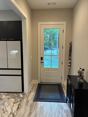 Lake Martin House on the water, 2 bedroom 2 bath NEW!!! Boat slip!!! Sandy beach