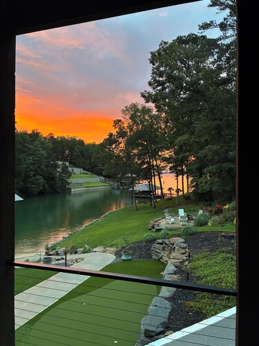 Lake Martin House on the water, 2 bedroom 2 bath NEW!!! Boat slip!!! Sandy beach