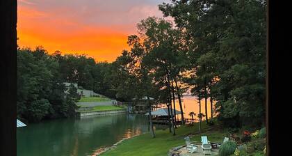 Lake Martin House on the water, 2 bedroom 2 bath NEW!!! Boat slip!!! Sandy beach
