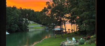 Lake Martin House on the water, 2 bedroom 2 bath NEW!!! Boat slip!!! Sandy beach