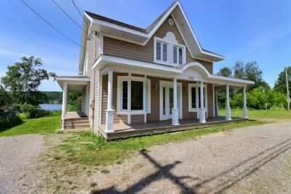 Exterior - Le Pomerleau | Private Hot Tub | Lake View (Pohénégamook)