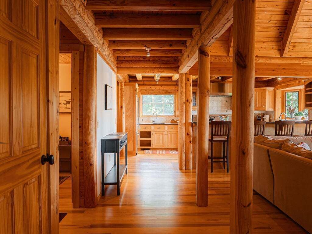 Un intérieur en bois comprenant une cuisine, un coin repas et un canapé.