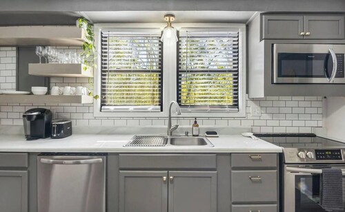 2-bedroom modern cottage in Augusta with outdoor patio seating and dining