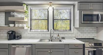 2-bedroom modern cottage in Augusta with outdoor patio seating and dining
