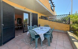 Outdoor dining - 2 bedroom nice apartment in Lu Bagnu (Lu Bagnu)