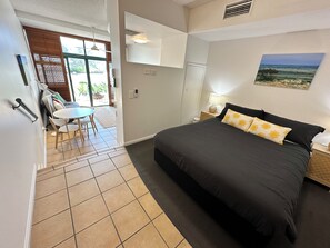 Room - Alex studio beachside. Surf, dining, shops & views (Alexandra Headland)