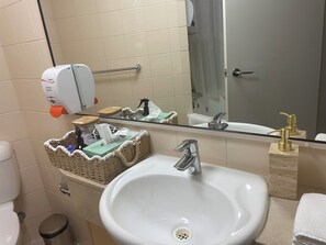 Bathroom - Alex studio beachside. Surf, dining, shops & views (Alexandra Headland)