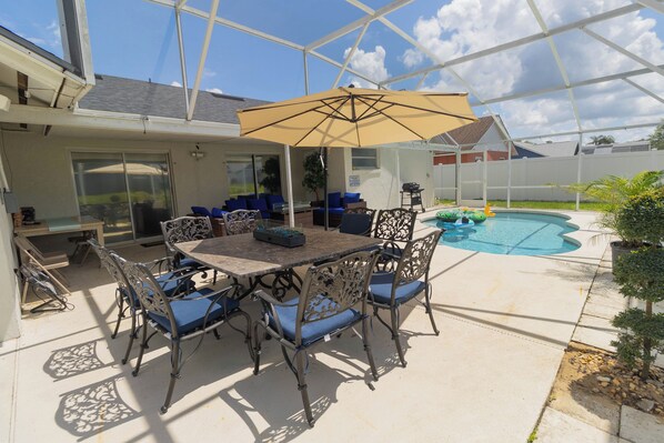 Outdoor dining - Vrbo Property (Kissimmee)