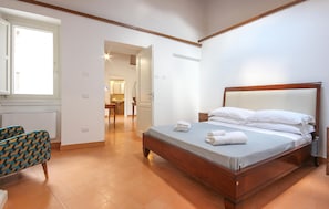 2 bedrooms, travel crib, WiFi (free)