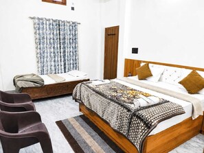 Deluxe Triple Room, City View | Meja, ruang kerja komputer riba, kalis bunyi, seterika/papan seterika 