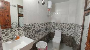 Deluxe Double Room | Bathroom | Shower, towels, soap, shampoo