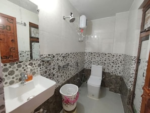 Deluxe Double Room | Bilik Mandi | Pancuran mandi, tuala disediakan, sabun, syampu 