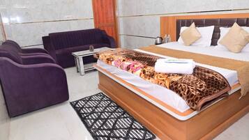 Deluxe Double Room | Desk, laptop workspace, soundproofing, iron/ironing board