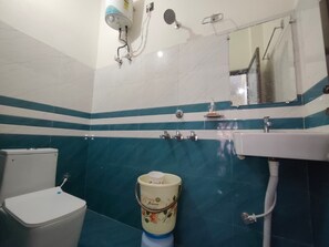 Deluxe Suite | Bathroom | Shower, towels, soap, shampoo - Paramjyoti Home Stay (Ayodhya)