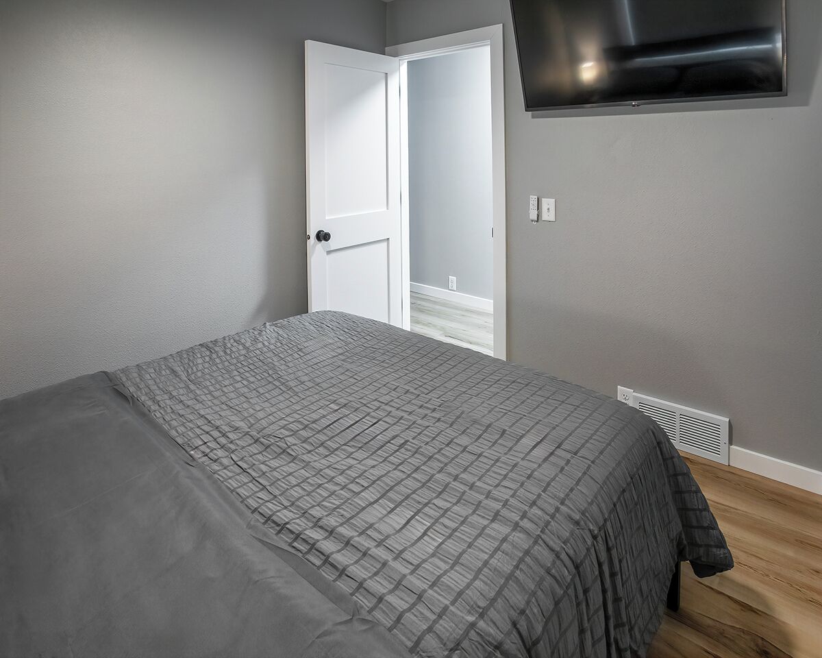 3 habitaciones, tabla de planchar con plancha y cuna de viaje 